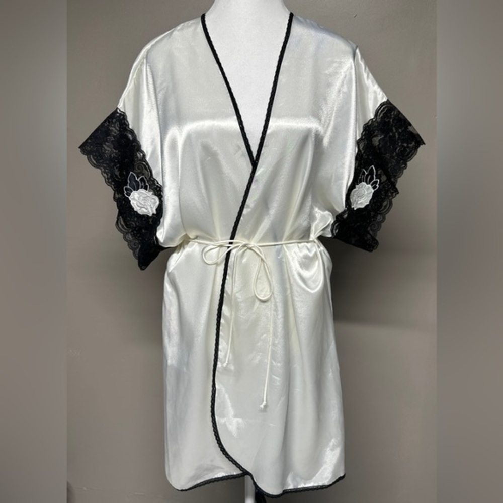 Vintage Mervyn’s Ivory Satin Black Lace Kimono Short Robe White Rose Small